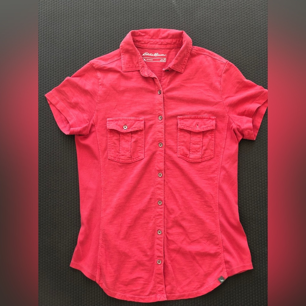 NWOT outdoorsy Eddie Bauer red button up short sleeve shirt. Stretch side panels